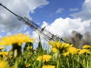 122 Meter hoch und 97 Tonnen schwer: Der Sendeturm "La Barillette" ist am Donnerstag gesprengt worden. (Bild: KEYSTONE/LAURENT GILLIERON)