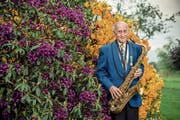 Franz Mattmann (89) mit seinem Saxofon. (Bild: Boris Bürgisser (Eschenbach, 16. Mai 2018))