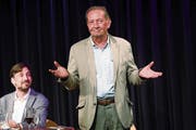 Martin Walker (vorn) unterhält das Publikum und Thomas Heimgartner, Präsident der Literarischen Gesellschaft Zug. (Bild: Werner Schelbert (Baar, 24. Mai 2018))