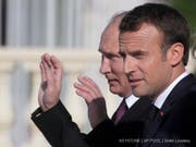 Der russische Präsident Wladimir Putin (links) hat in St. Petersburg den französischen Staatschef Emmanuel Macron zu einem Gespräch über internationale Krisen empfangen. (Bild: Keystone/AP POOL/DMITRI LOVETSKY)