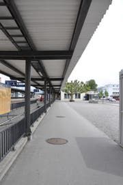 Auf dem Kiesplatz rechter Hand soll der Bushalt mit 30 Meter langen Haltekanten entstehen. Die Platane im Bildhintergrund wird durch eine Neupflanzung ersetzt werden. (Bild: acp)