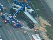 Was für eine Hühnerei: Der Camion verlor bei einem Unfall seine Ladung - 20 Tonnen Federn. (Bild: KEYSTONE/AP KOMOnews.com/AIR 4)