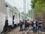 In der Nähe der norditalienischen Stadt Turin hat ein Zug einen Lastwagen gerammt. Die Eisenbahn entgleiste teilweise. (Bild: KEYSTONE/EPA ANSA/RAFFAELE SASSO)