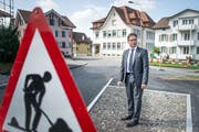 Gemeindepräsident Aurelio Zaccari an der Dorfstrasse: Die Entwicklung der Gemeinde Waldkirch wird sich vorwiegend innerhalb des Siedlungsgebiets abspielen. (Bild: Michel Canonica, 5. April 2017)