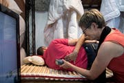 Heidi Egloff führt am Stand von Hüsler Nest einen Wirbelsäulen-Scan bei einem Besucher durch. Bild: Corinne Glanzmann (Luzern, 24. Mai 2018)