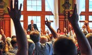 Präsident Stefan Haffter führt durch die Versammlung der Bürgergemeinde Weinfelden (Bild: Sabrina Bächi)