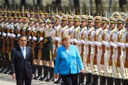 Empfang mit militärischen Ehren: Chinas Premierminister Li Keqiang mit seinem Gast Angela Merkel in Peking. (Bild: Lintao Zhang/Getty Images; 24. Mai 2018)