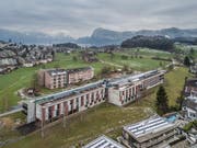 Das Kirchfeld - Haus für Betreuung und Pflege aus der Luft. (Bild: Pius Amrein (Horw, 19. Februar 2018))