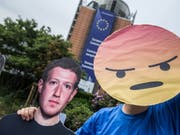 Strassenprotest gegen Facebook-Chef Mark Zuckerberg vor dessen Anhörung im EU-Parlament zum Datenskandal. (Bild: KEYSTONE/EPA/STEPHANIE LECOCQ)