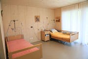 Die neuen Zimmer in der «Hofwis» sind hell gestaltet. Es wurde viel mit Holz gearbeitet und an allen Decken befinden sich Sprinkler, falls es einmal brennen sollte. (Bild: PD)