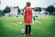Die Nummer vier wartet beim Training des FC Frauenfeld auf seinen Einsatz. (Bild: Andrea Stalder)