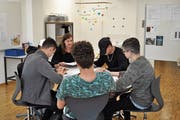 Janine Grossniklaus, Klassenlehrerin der Lerngruppe Magellan, erklärt ihren Schützlingen das Programm vom Tag der offenen Tür. (Bild: Birgit Scheidegger (Melchtal, 22. Mai 2018))