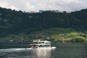 Das neue MS Bürgenstock der SGV auf der Fahrt nach Kehrsiten. Im Hintergrund ist das Bürgenstock-Resort zu sehen. (Bild: Dominik Wunderli (Luzern, 24. Mai 2018))
