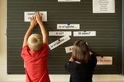 Primarschüler im Obernau lernen Frühfranzösisch. (Bild: Dominik Wunderli; Kriens, 12. September 2014)