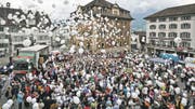 Im Juli 2011 fand auf dem Schwyzer Hauptplatz eine bunte und laute Demonstration für den Erhalt des Spitals Einsiedeln statt. (Bild: Ruggero Vercellone / Bote der Urschweiz)