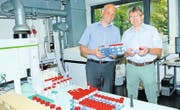 Betriebsleiter und Kantonschemiker Daniel Imhof (links) und Martin Grisiger, Stv. Kantonstierarzt, in einem Labor des Labors der Urkantone in Brunnen. (Bild: Erhard Gick / Bote der Urschweiz)