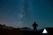 Die Milchstrasse über den Plessur-Alpen im Kanton Graubünden. (Bild: Keystone)