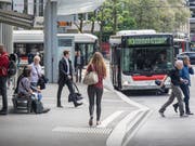 Ein Autobus der Linie 10 auf dem Bahnhofplatz. (Bild: Hanspeter Schiess)
