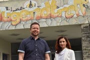 Philipp Langenauer, der Leiter der Sozialen Dienste, und Stadträtin Petra Keel vor dem Eingang des Jugendtreffs in Romanshorn. (Bild: Markus Schoch)
