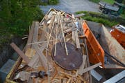 In der Mulde entsorgt: die Überreste des Inventars. (Bild: Beat Lanzendorfer)
