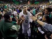 Gefeierter Mann nach dem Heimsieg gegen Cleveland: Bostons Jayson Tatum (Bild: KEYSTONE/AP/CHARLES KRUPA)
