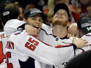Doppeltorschütze Andre Burakovsky (links) und John Carlson jubeln nach dem Einzug in den Stanley-Cup-Final (Bild: KEYSTONE/AP/CHRIS O'MEARA)