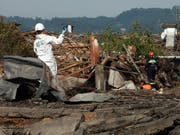 Ermittler in den Trümmern nach der Explosion der illegal betriebenen Feuerwerksfabrik in Tui (Bild: KEYSTONE/EPA EFE/SALVADOR SAS)