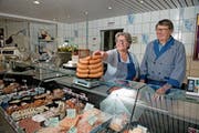 Sie bedienen am Samstag zum letzten Mal die Kunden in ihrer Dorfmetzgerei: Rita und Erwin Elsener. (Bild: Corinne Glanzmann (Stansstad, 23. Mai 2018))
