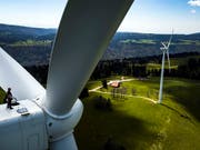 Die Stromproduktion durch Windenergie fristet in der Schweiz ein Mauerblümchen-Dasein. (Bild: KEYSTONE/VALENTIN FLAURAUD)