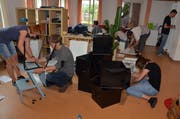 Fast zwanzig Leute sind einen Tag im Einsatz, um das für drei Herisauer Jugendwohnungen angelieferte Mobiliar zusammenzusetzen. (Bild: RF)