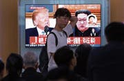 Südkoreanische Passanten verfolgen die neuste politische Entwicklung in einem Bahnhof in Seoul. (Bild: Ahn Young-joon/AP (24. Mai 2018))
