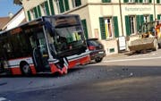 Der vom Unfall gezeichnete Stadtbus am Unfallort beim Erchingerhof. (Bild: PD/Victor Barras)