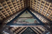 Die Hängeordnung der Bilder auf der Kapellbrücke soll revidiert werden. (Bild: Manuela Jans-Koch (Luzern, 3. Mai 2018))
