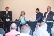 Podiumsdiskussion zu den Gemeinderatswahlen vom 10. Juni mit vier der fünf Kandidaten: Patrick Schnellmann CVP (von links), Moniquie Frey (Grüne), Brahim Aakti (SP) und Felix Müri (SVP). (Bild: Manuela Jans-Koch (Emmen, 24. Mai 2018 Emmen))