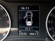 Ab einer gewissen Aussentemperatur können abgestellte Autos schnell zu Hitzefallen werden. Diese Gefahr droht auch, wenn das Auto im Schatten steht, wie US-Forscher gezeigt haben. (Bild: KEYSTONE/WALTER BIERI)