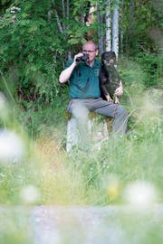 Alfred Meier, Präsident des Zuger Kantonalen Patentjägervereins, leitet den Lehrgang für angehende Jäger mit. (Bild: Maria Schmid (24. Mai 2018))