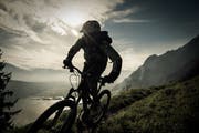 Ein Biker unterwegs im Kanton Obwalden. (Bild: Roger Grütter)