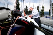 Christian Frey vom Yacht Club Zug prüft eine der Club-Jollen auf ihre Vollständigkeit. (Bild: Stefan Kaiser (Zug, 22. Mai 2018))