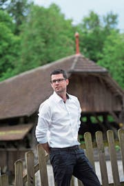 Michael Riedweg (37), hier vor der Alten Holzbrücke, tritt im Oktober neu das Amt als Gemeinderat von Rothenburg an. (Bild: Dominik Wunderli; 9. Mai 2018)