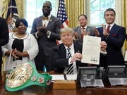 Im Beisein verschiedener Prominenter hat US-Präsident Donald Trump den rassistisch diskriminierten Schwergewichtsboxer Jack Johnson posthum rehabilitiert. (Bild: KEYSTONE/EPA ABACA POOL/OLIVIER DOULIERY / POOL)