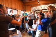 Auch Walter Andreas Müller (rechts im blauen Shirt) steht bei den diesjährigen Schlossfestspielen ebenfalls auf der Hagenwiler Bühne. (Bild: Rita Kohn)