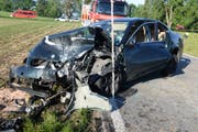 Bei der Frontalkollision wurden beide Lenker in ihren Autos eingeklemmt. (Bild: Luzerner Polizei)