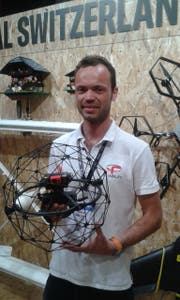 Niels Delore mit der Drohne "Elios". (Bild: Stefan Brändle)