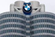 Die Unternehmenszentrale des Autobauers BMW in München. (Bild: Matthias Schrader/AP (München, 21. März 2018))