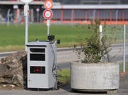 Der Blechpolizist schiesst meistens aus dem Hinterhalt. (Leserbild: Xaver Husmann, Emmen, 11. Januar 2018)