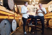 Roman und Werner Limacher fachsimpeln in ihrem Whiskykeller an der Chamerstrasse 11. (Bild: Werner Schelbert (Hünenberg, 24. Mai 2018))
