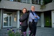 Da wollen beide hin: Petra Kieliger und Stephan Betschen vor dem Gemeindehaus. (Bild: Corinne Glanzmann / Buchrain, 24. Mai 2018)
