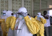 Ein Team der Organisation «Ärzte ohne Grenzen» bereiten sich auf die Behandlung von Ebola-Patienten im Kongo vor. (Bild: Louise Annaud/Medecins Sans Frontieres via AP (Mbandaka, 20. May 2018))
