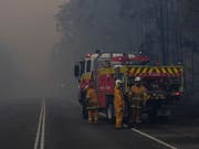 Im Südwesten Australiens rufen Feuerwehrleute Hausbewohner dazu auf, sich vor Buschbränden in Sicherheit zu bringen. (Bild: KEYSTONE/EPA AAP/BRENDAN ESPOSITO)