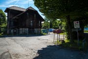 Neben dem Salzmagazin auf dem städtische Eichwald-Areal sollen bis 2022 zwei Neubauten mit Genossenschaftswohnungen und Gewerberäumen entstehen. Bild: Philipp Schmidli (25. Mai 2018)